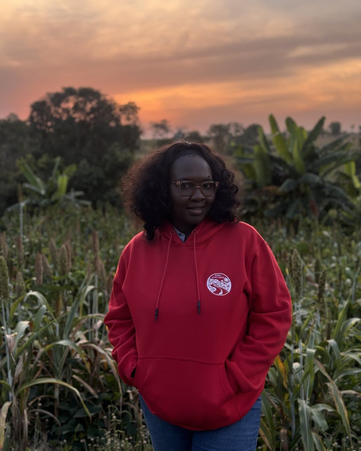 Adja Sembene Fall, Miss Lebou, dans un champ de mil à l'heure dorée